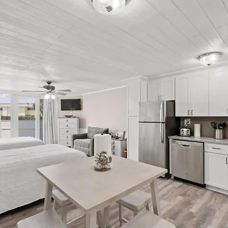 Top Of The Gulf 120 - Shore-Side Bungalow Sleeps 4